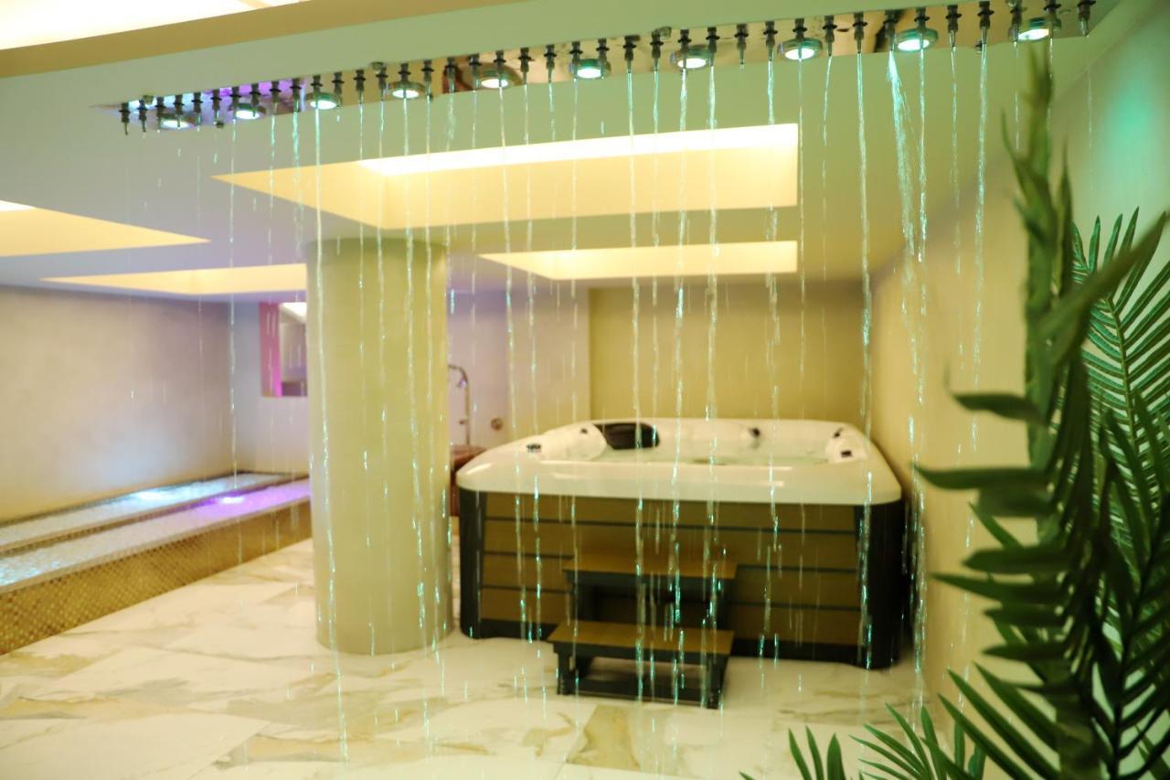 Hotel Colombo Berat Zewnętrze zdjęcie A modern spa