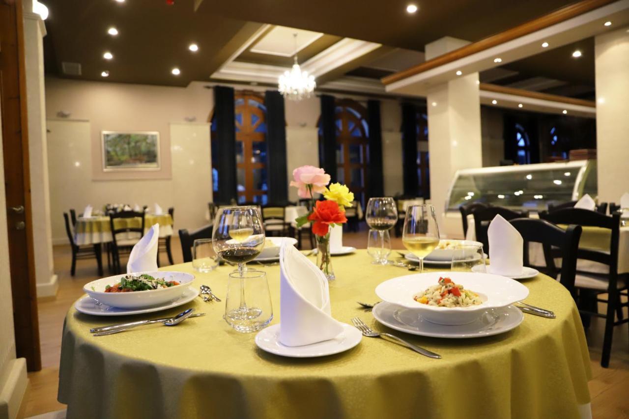 Hotel Colombo Berat Zewnętrze zdjęcie Restaurant