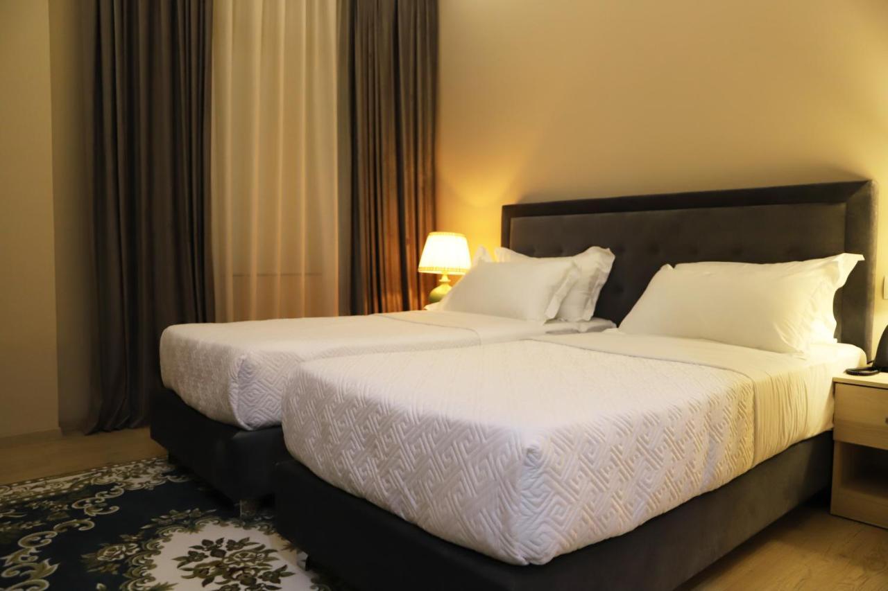 Hotel Colombo Berat Zewnętrze zdjęcie A bedroom in a hotel