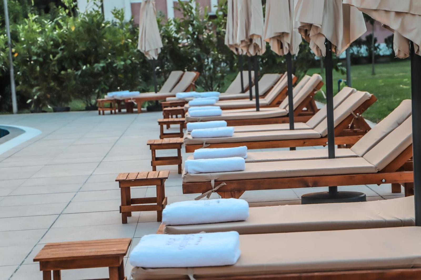 Hotel Colombo Berat Zewnętrze zdjęcie Sunloungers at a hotel